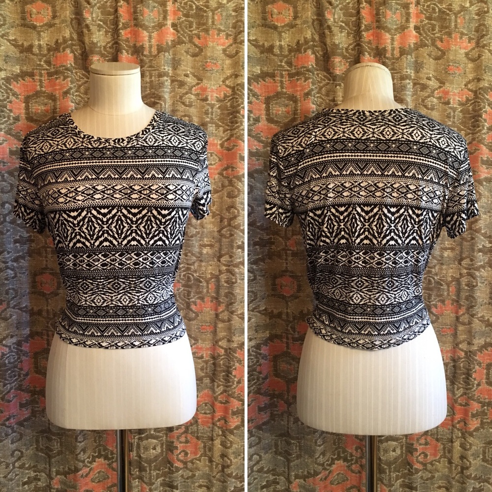 🚺 American Eagle Outfitters Graphic Crop Top